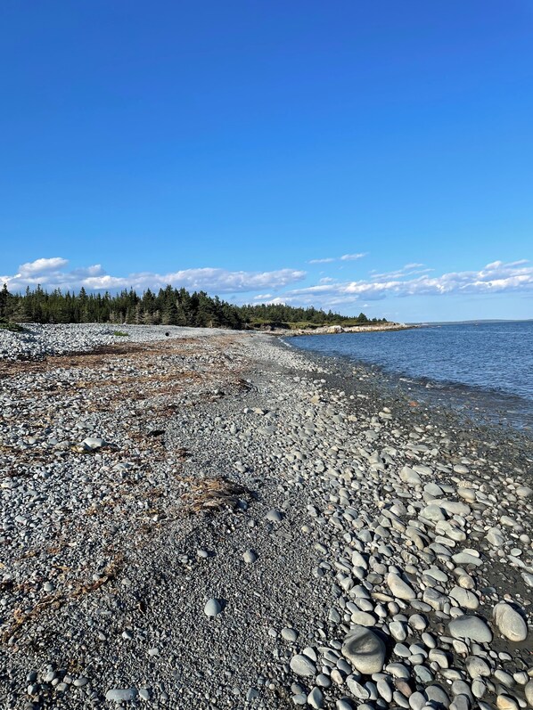 På stranden, liggestole, badehåndklæder