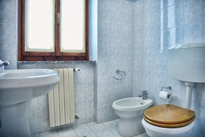 Appartement, patio, vue sur la montagne | Salle de bain | Douche, articles de toilette (gratuits), séchoir à cheveux, bidet