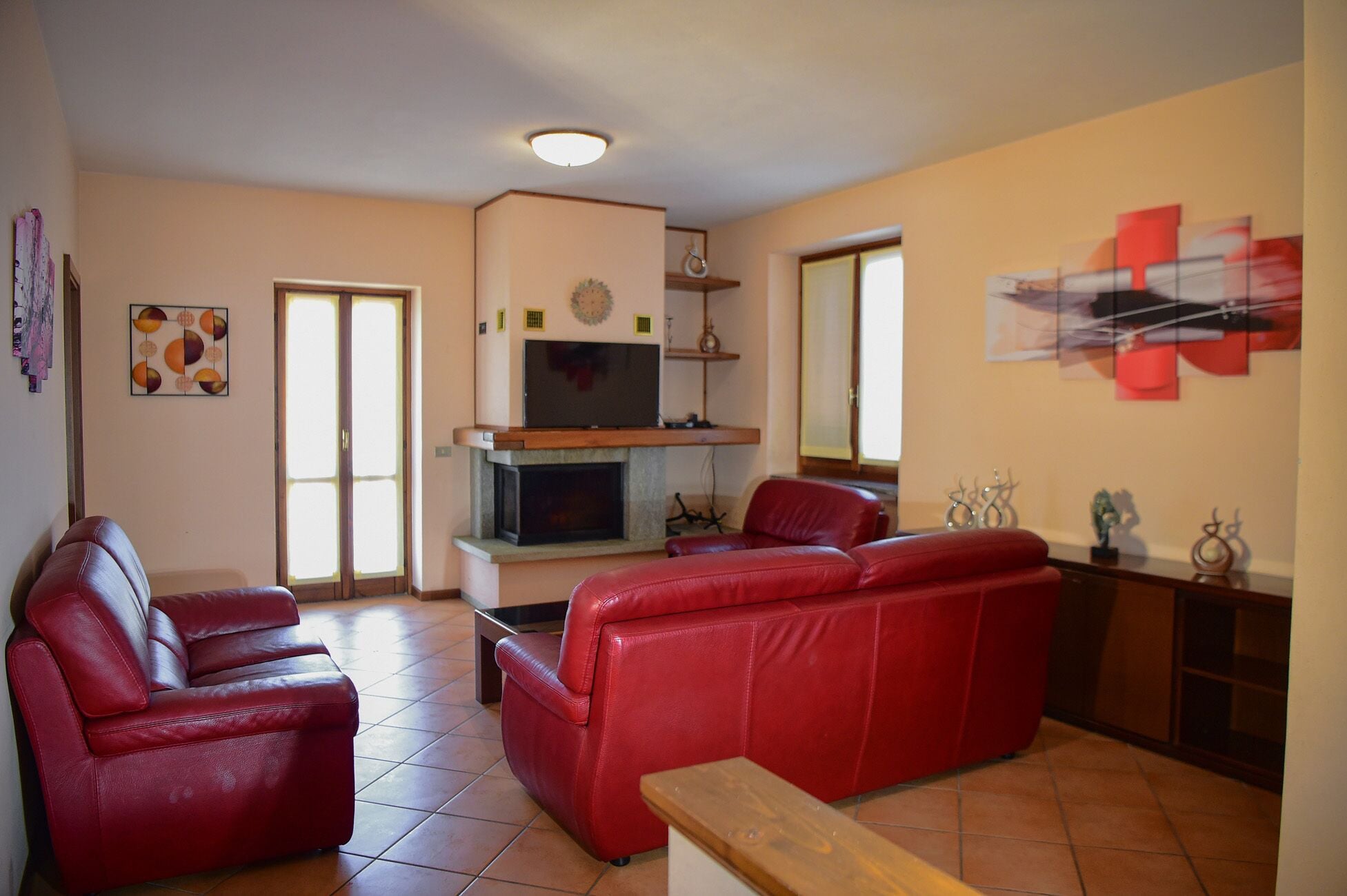 Apartment, Patio, Mountain View | Ruang tamu | 35 inci televisyen dengan digital 