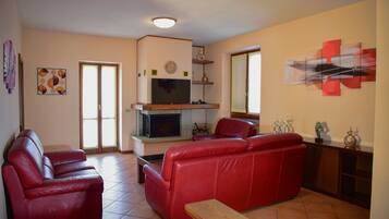 Apartment, Patio, Mountain View | Ruang tamu | 35 inci televisyen dengan digital