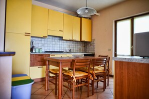 Appartement, patio, vue sur la montagne | Cuisine privée | Réfrigérateur, four à micro-ondes, surface de cuisson, lave-vaisselle