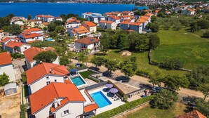 A residential area with houses, a swimming pool, and a view of the sea. - Villa with pool for 8 people (Malinska)