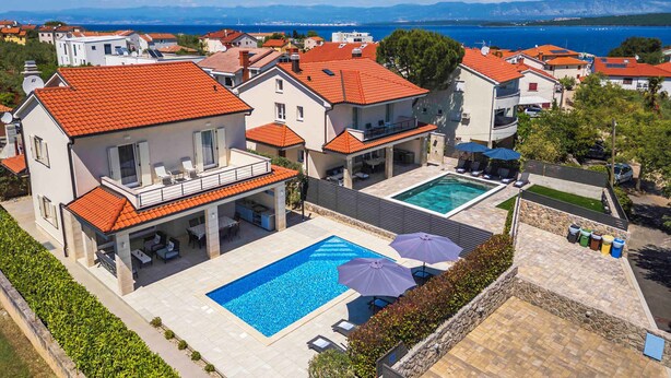 A residential area with houses, a swimming pool, and a view of the sea. - Villa with pool for 8 people (Malinska)