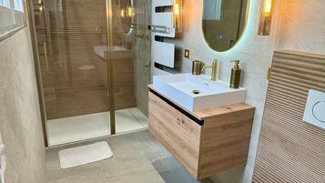 Douche, serviettes fournies, savon, papier toilette