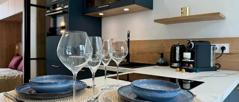 Réfrigérateur, micro-ondes, four, plaque de cuisson