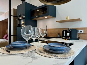 Een koelkast, een microgolfoven, een oven, een kookplaat