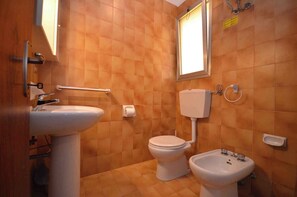 Shower - Studio with balcony and air conditioning (Bibione)