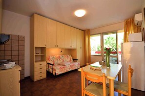 TV - Studio with balcony and air conditioning (Bibione)