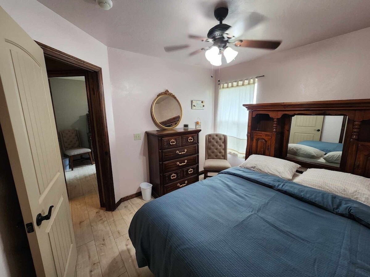 3 室のベッドルーム、WiFi (無料)、ベッドシーツ