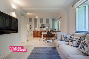 Apartemen, pemandangan kanal | Area keluarga | Televisi layar datar 32-inci dengan saluran TV kabel