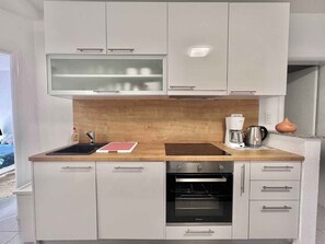 Fridge, oven, stovetop, cookware/dishes/utensils