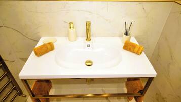 Apartment | Bathroom | Shower, hair dryer, towels, toilet paper