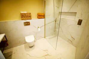 Apartment | Bathroom | Shower, hair dryer, towels, toilet paper - Berwick - Very High End - Sleeps 4 -By The Station (Berwick-upon-Tweed)
