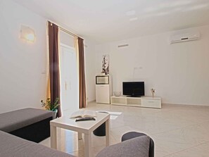 TV - Holiday home with pool for 6 people (Medulin)