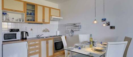 ثلاجة، ميكروويف، فرن، موقد طهي مسطح