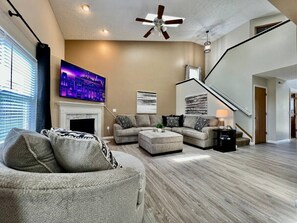 Fernseher, Kamin, Stereoanlage