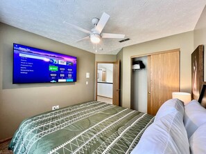 3 Schlafzimmer, Schreibtisch, Bügeleisen/Bügelbrett, Reisekinderbett