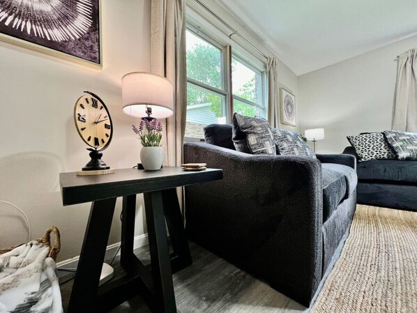 TV - Quaint and Cozy 3 Bed home in Liberty Twp. (Liberty Township)