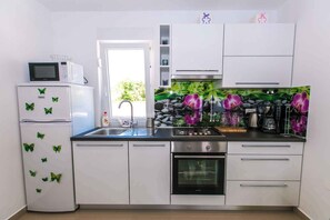 雪櫃、微波爐、焗爐、爐具