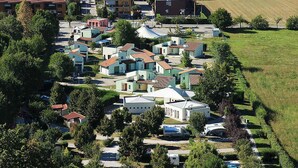 Zona residencial con varias casas, algunas con garajes incorporados, y algunos vehículos recreativos estacionados.
