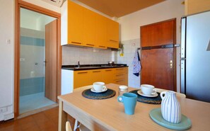 Kühlschrank, Mikrowelle, Herdplatte, Wasserkocher mit Kaffee-/Teezubehör