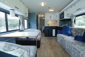Smart TV - The EM Sightseer Stationary RV (Niagara Falls)