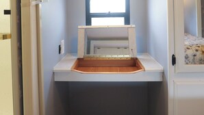Una kitchenette compacta con televisión integrada, una ventana y una pequeña encimera.