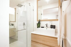 Shower, towels - Casa Mar, Stylish Condo at Blue Venao (Playa Venao)