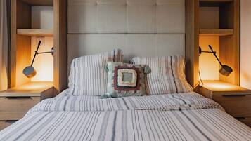 3 bedrooms, desk, WiFi, bed sheets