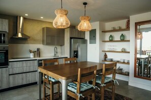 Réfrigérateur, four à micro-ondes, un four, surface de cuisson