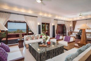 TV, offices - Esplendorosa | Luxury Villa with Included Services (Pedasí)