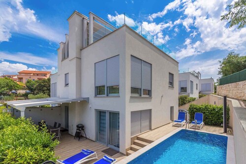 Holiday home with pool for 8 people