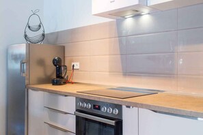 Fridge, oven, stovetop, dishwasher - Holiday apartment with air conditioning (Medulin)