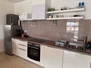 Réfrigérateur, un four, surface de cuisson, lave-vaisselle