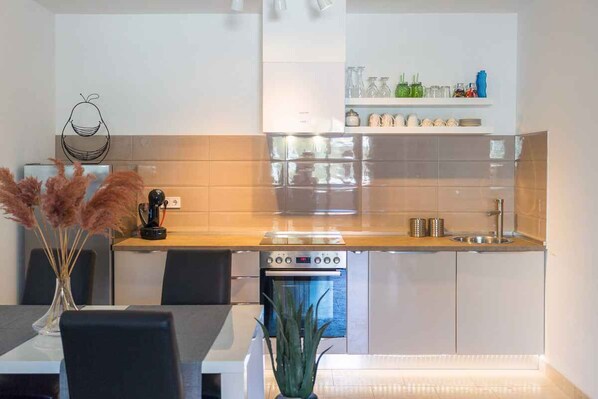 Réfrigérateur, un four, surface de cuisson, lave-vaisselle