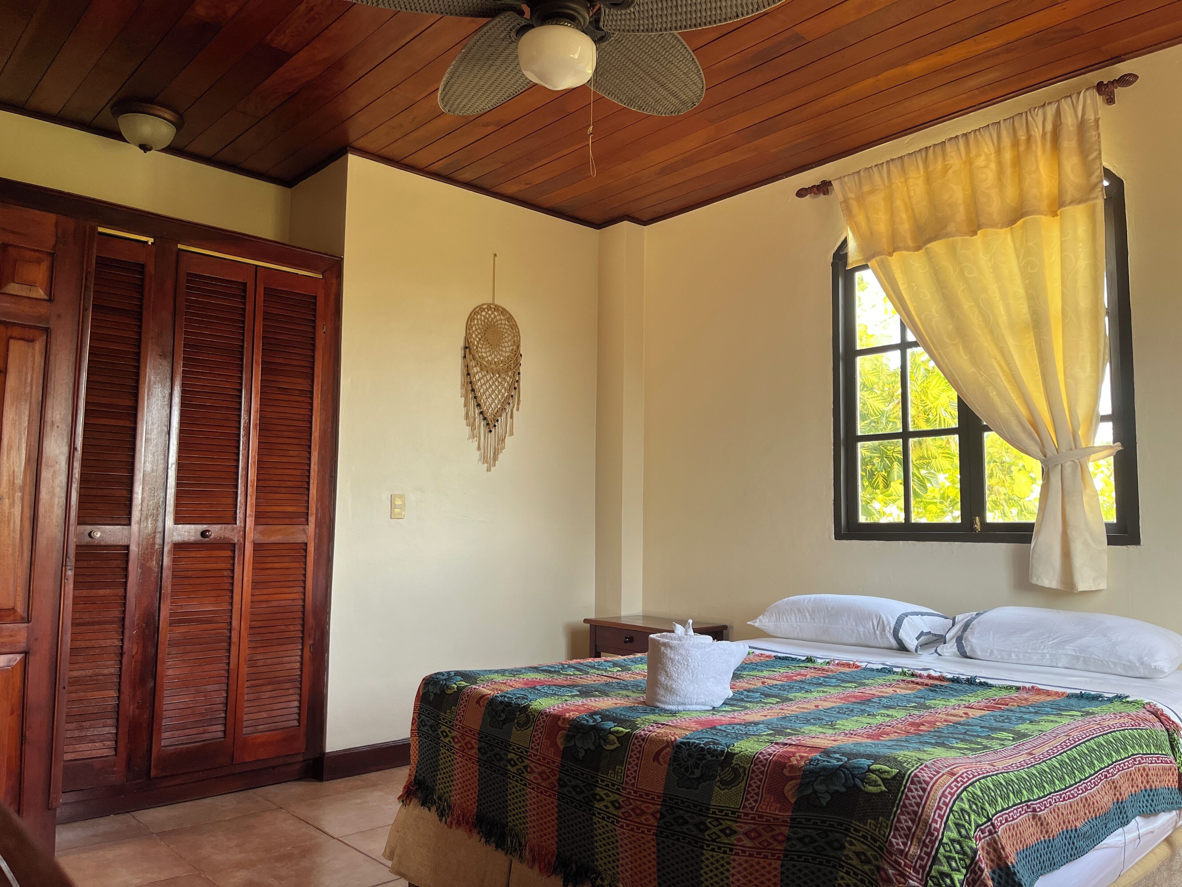 3 habitaciones, escritorio, wifi y ropa de cama 