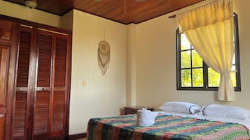 3 bedrooms, desk, WiFi, bed sheets