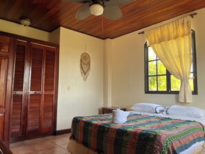 3 habitaciones, escritorio, wifi y ropa de cama