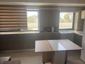 Kühlschrank, Mikrowelle, Kochgeschirr/Geschirr/Besteck