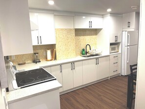 Fridge, microwave, oven, stovetop - Modern, private 2Bed/1Bath suite,  5 mins to Airport and train stn to Stampede (Calgary)