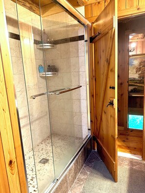Douche, serviettes fournies, savon, shampoing