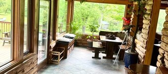 Charming chalet with 5 bedrooms and WiFi, fitness room in peaceful Roxbury