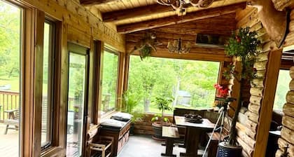 Charming chalet with 5 bedrooms and WiFi, fitness room in peaceful Roxbury
