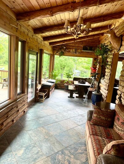 Charming chalet with 5 bedrooms and WiFi, fitness room in peaceful Roxbury