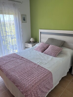 3 makuuhuonetta, silitysrauta/-lauta, Wi-Fi, vuodevaatteet