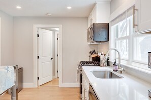 Fridge, microwave, oven, stovetop - Short walk to ④FOUR beaches & downtown Hyannis * Central AC * Hot Tub! (Hyannis)