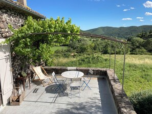 Outdoor dining - Stone barn in the middle of fields, village of Aubignas, Ardèche (Aubignas)