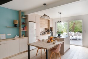 Kühlschrank, Mikrowelle, Ofen, Geschirrspüler