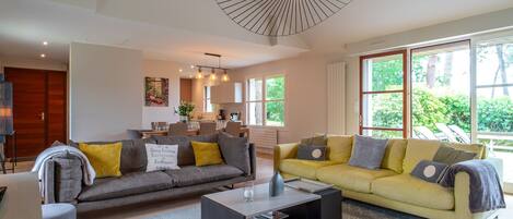 Televisión, chimenea