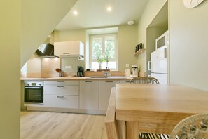 Fridge, microwave, oven, dishwasher - Le Cottage du Haras - Petite maison au calme (Boitron)